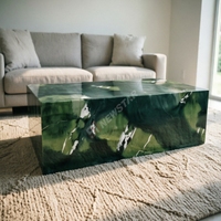 Table basse contemporaine pour salon, table basse en marbre vert avocat, texture peinte sur socle, intérieur résidentiel haut de gamme