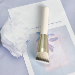 Pennello <span class=keywords><strong>per</strong></span> Contorno Liquido Cremoso <span class=keywords><strong>in</strong></span> Fibra Sintetica con Manico <span class=keywords><strong>in</strong></span> Legno, Confezione Singola, Pennello Obliquo <span class=keywords><strong>per</strong></span> Blush e Fondotinta Viso - Product Image 4