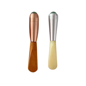 Outils de massage facial en jade très vendus 2 en 1 Rouleau facial avec cuillère à crème cosmétique Rouleau en jade pour le visage - Product Image 1