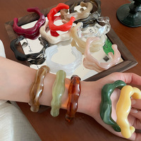 Bracelet manchette ouvert en résine à motif floral géométrique irrégulier en acrylique, vente en gros, faible MOQ, prêt à expédier