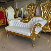 Canapé deux places de luxe de style européen orné avec accoudoirs incurvés et accents en cristal pour hôtels et événements