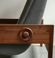 Fauteuil lounge moderne de style mid-century en bois massif avec revêtement textile et appui-tête en cuir réglable pour salon, hôtel et espaces de loisirs