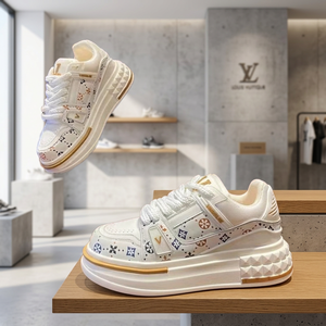 Zapatillas de Running de Invierno a la Moda, Diseño que Aumenta la Altura, Suela Gruesa de Malla, Suela Exterior de Goma, Cierre con Cordones, Estampado Moderno - Product Image 3