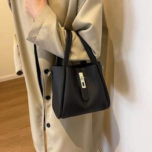 Sacs fourre-tout en cuir vegan de haute qualité pour femmes, nouveaux sacs à main tendance personnalisés avec fermeture éclair, écologiques et imperméables - Product Image 6