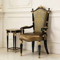 Chaises de salle à manger de style français européen, chaises de salle à manger en bois de luxe, chaises royales sculptées à dossier haut, chaises anciennes à accoudoirs.