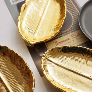 أطباق سيراميك مطلية بالذهب على شكل ورقة شجر - Product Image 3