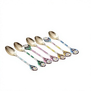 Juego de cucharas metálicas con diseño floral, mangos coloridos y motivos de margaritas en estuche de terciopelo para un uso elegante en la mesa. - Product Image 1