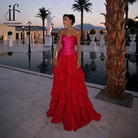 Trägerloses Abendkleid mit herzförmigem Ausschnitt in Kontrastfarbe, gerafftem Satin-Mieder, gestuftem Rüschen-Chiffon in Rot, bodenlanges Ballkleid