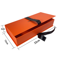 Boîte cadeau de luxe en carton YuXuan avec logo personnalisé, impression or, ruban de soie noir et fermeture à ruban.