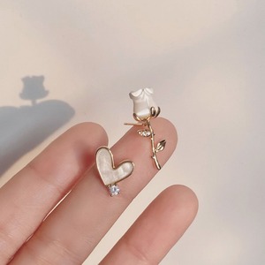 Boucles d'oreilles asymétriques pour femmes, petites et exquises, motif roses blanches, style rétro, accessoires d'amour - Product Image 4