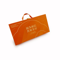 Boîte cadeau de luxe écologique en forme de mallette orange |   Poignée en ruban avec fermoir métallique réutilisable |   Boîte vide personnalisable Impression quadricolore
