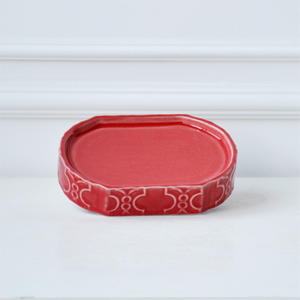 Vente en gros, top ventes, ensemble d'accessoires de salle de bain 4 pièces en céramique <span class=keywords><strong>rouge</strong></span>, <span class=keywords><strong>porte</strong></span>-brosse à dents à motif de fleurs en relief, <span class=keywords><strong>porte</strong></span>-<span class=keywords><strong>savon</strong></span> et tasse - Product Image 2