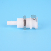 Raccord rapide coudé en plastique mâle-femelle de 1/4 po avec valve intégrée pour l'eau