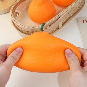 Juguetes elásticos naranjas, juguete sensorial elástico de rebote lento, pelota de rebote portátil con forma de fruta para niños, amigos y familia - Product Image 1