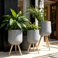Lot de 3 pots de fleurs en fibre de verre, texture écorce de pierre, avec pieds en bois naturel, pour plantes d'intérieur et d'extérieur