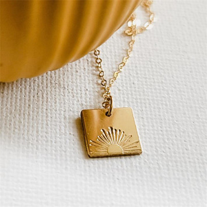 Collar con Disco de Rayos de Sol en Oro de 18k, Colgante Cuadrado con Símbolo de Amanecer y Atardecer, Joyería de Acero Inoxidable con Haz Solar - Product Image 2