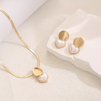 Nouvel ensemble collier ras-du-cou et boucles d'oreilles avec pendentif cœur, parure de bijoux délicate en perles et fleurs pour femme, accessoires de fête élégants et minimalistes
