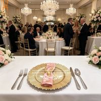 Assiette de présentation en plastique champagne de 13 pouces avec bord cannelé rayé pour la décoration de table de mariage, événement ou fête de luxe