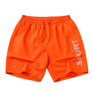 Stampa digitale alla moda con motivo a lettera di colore arancione impermeabile da uomo pantaloncini da spiaggia estivi da spiaggia in vendita - Product Image 1