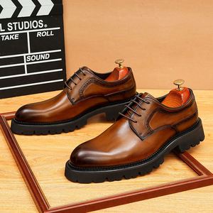 รองเท้าลำลองผู้ชายคุณภาพสูงลายปะติดปะต่อ กันน้ำ พื้นรองเท้ากันลื่น ดีไซน์พื้นรองเท้าแบบยกขึ้นและลดลง เหมาะสำหรับใส่ทำงาน - Product Image 5