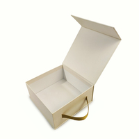 Boîte cadeau de sac à main à fermeture magnétique à rabat, en papier blanc imprimé quadrichromie, écologique et recyclable, avec motif en feuille d'or
