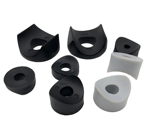 Espaciador de Plástico Curvo Tipo Pico de Pato para Ensamblaje de Tubos Redondos de Muebles, Venta al por Mayor de Fábrica, Hecho en China - Product Image 1