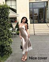 Robe de soirée Nicecover à col en V, en satin, avec ourlet en dentelle et fines bretelles, couleur champagne, style luxe léger, idéale pour les goûters et les rendez-vous.