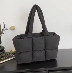 Sac à main en mousse douce et chaude de grande capacité personnalisé, doudoune d'hiver unie, sac de shopping moelleux à bandoulière unique - Product Image 3