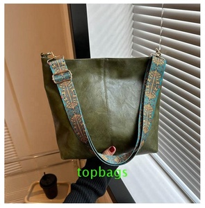 Vente en gros de la nouvelle <span class=keywords><strong>marée</strong></span> en cuir souple <span class=keywords><strong>grande</strong></span> capacité mode en cuir femmes sacs fourre-tout dame sac à bandoulière <span class=keywords><strong>2022</strong></span> - Product Image 6