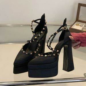 รองเท้าส้นตึกแบบรัดส้นประดับหมุด สายไขว้ หัวเข็มขัดหรูหราสำหรับผู้หญิง - Product Image 2