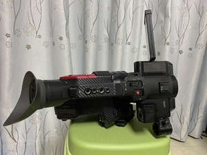 Caméscope portable 4K Panasonic AG-DVX200MC 90 % neuf avec capteur MOS 4/3, zoom optique 13x et écran tactile - Product Image 3