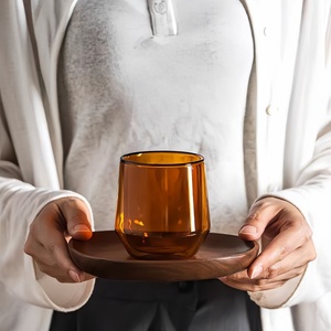 Bicchiere in Vetro Borosilicato Resistente al Calore con Beccuccio Antigoccia, Motivo Natalizio, Doppia Parete, Fatto a Mano per Uso Domestico e Caffetterie - Product Image 1