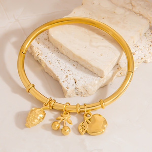 Bracelet à breloques fruits en acier inoxydable plaqué or 18 carats avec pendentifs fraise et cerise, bijou unisexe, cadeau - Product Image 2
