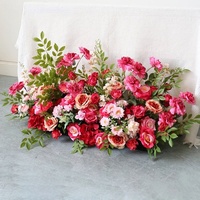Susunan bunga mawar merah muda merah tua buatan tangan dari sutra buatan, dengan daun hijau, untuk centerpiece meja pernikahan dan acara.