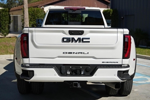 GMC Sierra 3500HD Denali Ultimate Crew Cab 4x4 2024 Usato in Condizioni Perfette, Guida a Sinistra, Telecamera Posteriore, Sedili in Pelle - Product Image 3