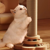 Poteau à gratter en bois pour chat avec jouet à bille rotative, poteau à gratter en sisal et jouet interactif à plumes pour chaton - Vente en gros