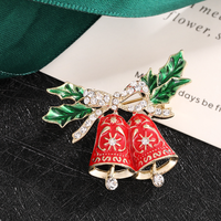 Broche de aleación de moda con diseño navideño de dibujos animados, microincrustaciones de diamantes de imitación, diseño de campana y trineo, insignia conmemorativa, venta al por mayor personalizada