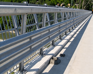 Barrière de sécurité routière à double poutre pour le marché américain, haute résistance aux impacts, certifiée CE, vente en gros, fournisseur de premier plan, AASHTO M180, revêtement en poudre, robuste - Product Image 2