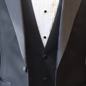 MTM classico abito <span class=keywords><strong>smoking</strong></span> <span class=keywords><strong>con</strong></span> risvolto a punta da uomo <span class=keywords><strong>con</strong></span> <span class=keywords><strong>gilet</strong></span> su misura su misura da sposa sposo abito <span class=keywords><strong>nero</strong></span> su misura <span class=keywords><strong>smoking</strong></span> bianco per uomo 3 pezzi - Product Image 4