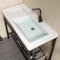 Ensemble de rangement pour balcon avec évier et meuble de salle de bain gris, planche à laver, vasque en céramique, pieds métalliques autoportants et étagère ouverte - Vente en gros