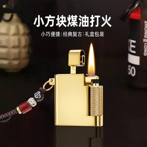 Mini briquet carré rétro à pétrole avec allumage latéral et crochet porte-clés, design compact pour les voyages et les cadeaux - Product Image 4