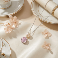 Collier Pendentif ZG Élégant et Délicat avec Perle et Breloque Zircon Rose Facetté, Bijou Plaqué Rhodium
