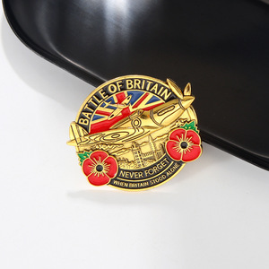 Badge Souvenir Bataille de la Mer de Brise – Ne Prenons <span class=keywords><strong>Jamais</strong></span> pour Grande Vainqueur la Seule et Aisée Angleuse de la Terre – Épinglette en Émail 3D Gaufrée Motif Fleur de Coquelicot et Avion de Chasse - Product Image 2