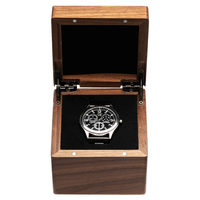 Boîte à montre simple en bois grain noyer avec fermeture magnétique, étui cadeau de présentation de montre avec logo personnalisé