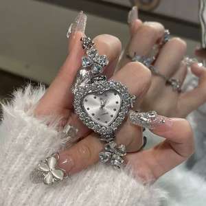 Elegante Reloj de Mujer con Cristal en Forma de Corazón, Estilo Lujoso, Accesorio de Pulsera de Cuarzo - Product Image 1
