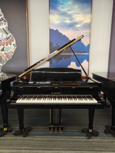 Piano à queue GS30 importé et régulé par des experts, incontournable pour la scène professionnelle, fabriqué au Japon, d'occasion - Product Image 1