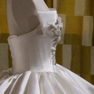 2025 सैटिन शादी की पोशाक तीन आयामी फूल मोती अनुसिन स्ट्रैपलेस गेंद का गाउन जिसमें धनुष चर्च ट्रेन के साथ आकार की ब्राइडल ड्रेस - Product Image 5