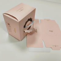Boîte à pâtisserie carrée de luxe haut de gamme en carton doré, recyclable avec estampage à chaud doré pour desserts, friandises et gâteaux