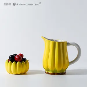 Керамический кувшин для молока в форме банана