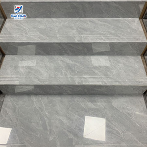 Foshan1200/1350mm Carreau d'<span class=keywords><strong>escalier</strong></span> en porcelaine Taille personnalisée Carreau <span class=keywords><strong>de</strong></span> <span class=keywords><strong>nez</strong></span> d'<span class=keywords><strong>escalier</strong></span> Carreau d'<span class=keywords><strong>escalier</strong></span> complet avec rainure <span class=keywords><strong>Marche</strong></span> et rehausseur - Product Image 2